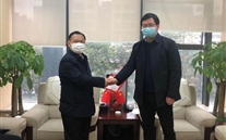 守望相助，共克时艰——大渡口区红十字会为bet356体育集团送来捐赠证书