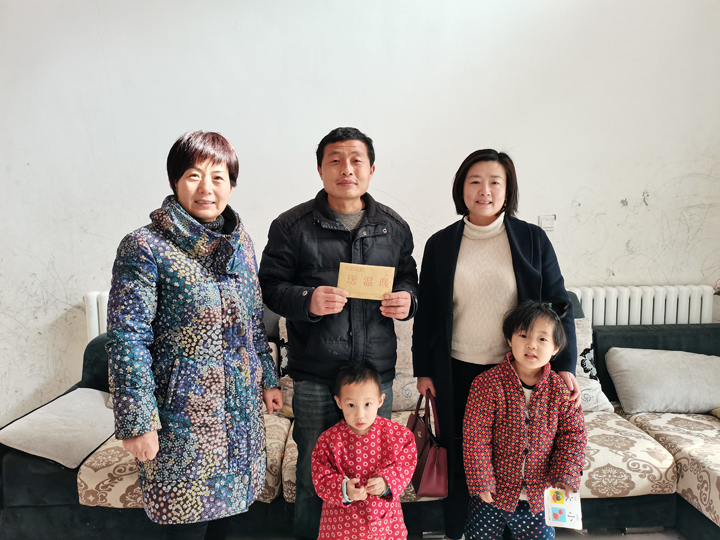 成武公司总经理尹晓莉、工会主席袁洁到员王国建家中送温暖2